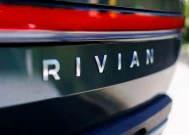 午盘涨幅最大的股票是里维安汽车公司（Rivian Automotive Inc .）、百威英博（Anheuser-Busch Inbev）和福特汽车（Ford Motor Co .）